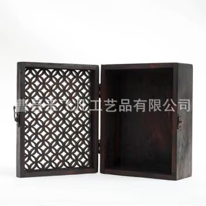 Caja de joyería rectangular hueca de madera maciza de 4 cm grabada con tapa para almacenamiento y uso decorativo en el escritorio - Product Image 1