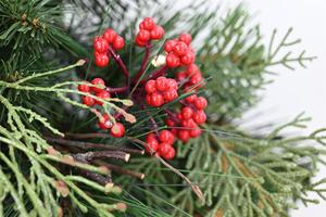 Good Selling Customized Eco-Friendly <b>Pinecone</b> Red Fruit Decorative Christmas Artificial Wreath - Product Image 5