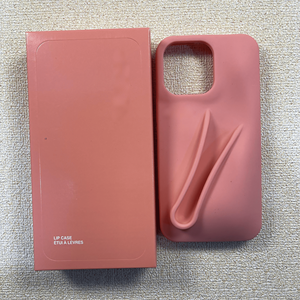 เซ็ตลิปกลอสบำรุงริมฝีปากชุ่มชื้นแบบขายดี พร้อมเคสโทรศัพท์ซิลิโคน ลิปบาล์มขัดริมฝีปากหลากสี บำรุงริมฝีปากสำหรับผู้หญิง - Product Image 4