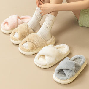 Nouvelles pantoufles d'intérieur chaudes et moelleuses en fausse fourrure de lapin pour femme, avec zones croisées en coton, idéales pour l'hiver et la maison - Product Image 2