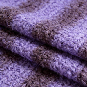 Venta al por mayor del fabricante: Tela de piel sintética de lujo, suave y esponjosa, con rayas de cepillado tipo peluche de una cara, para pantuflas de tela y mantas. - Product Image 2