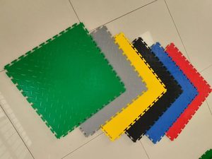 Dalles de sol en PVC robustes et emboîtables pour garage, atelier, entrepôt - revêtement de sol en plastique durable - Product Image 1