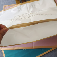 Logo personnalisé de l'usine écologique imprimé de haute qualité en plastique vêtements polyester emballage sac fourre-tout sacs à provisions cadeaux avec la main