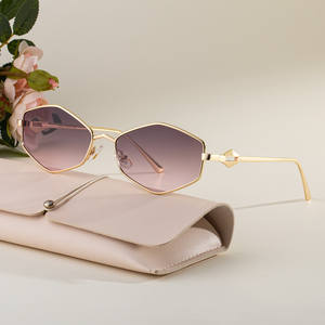 แว่นกันแดดทรงเหลี่ยมหรูหราสำหรับผู้หญิงป้องกันรังสียูวี 400 กรอบโลหะแฟชั่นกันแดดสไตล์กลางแจ้งพร้อมเคส - Product Image 1