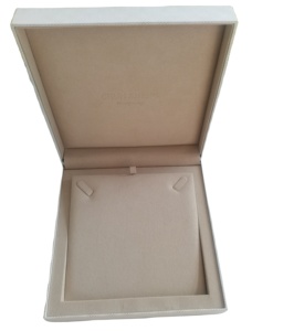 Boîte à collier carrée en carton blanc en cuir et velours doux, boîtes cadeaux de luxe pour bijoux - Product Image 1