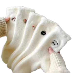 कस्टम कढ़ाई पशु लोगो डिजाइन सर्दियों के इनडोर गर्म कोरल फ्लेक्स आरामदायक फज़ी प्लग घर सोने के लिए बुना हुआ दैनिक चप्पल मोजे - Product Image 1