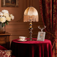 Lampe de bureau de style européen, base en métal à boules empilées, franges rouges, rechargeable, centre de table pour décoration de mariage
