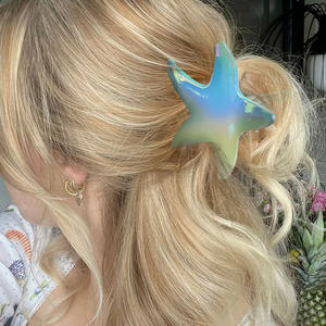Nouvelle pince à cheveux étoile de mer estivale, pince requin en acrylique brillante et colorée à cinq branches, accessoires mignons en perles et métal pour les fêtes - Product Image 2