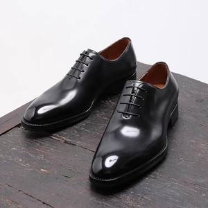 Chaussures en cuir pour hommes Brook Embossed British Business Casual, semelles épaisses brillantes, cuir peint à la main, fabrication artisanale. - Product Image 1