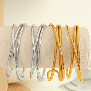 กำไลข้อมือแฟชั่นรูปกากบาท ไทเทเนียมสตีล ดีไซน์เปิด เครื่องประดับผู้หญิง สีเงิน สีทอง - Product Image 1