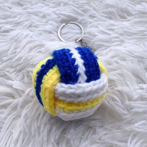 Llavero de voleibol amigurumi artesanal de ganchillo, colgante para bolso, llaveros deportivos, regalo de tejido hecho a mano, bonitos colgantes para bolsos deportivos - Product Image 3
