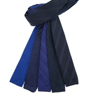 <span class=keywords><strong>Cravate</strong></span> <span class=keywords><strong>en</strong></span> tricot <span class=keywords><strong>grenadine</strong></span> bleu marine à rayures de couleur unie ou à carreaux <span class=keywords><strong>en</strong></span> polyester - Product Image 1