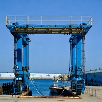 Grue mobile de levage de bateaux pour la réparation et l'entretien efficaces des navires, capacité de 10 à 100 tonnes