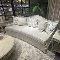 Canapé Chesterfield trois places en tissu vintage américain fait main, luxe personnalisable, décoration d'intérieur haut de gamme, bois massif sculpté