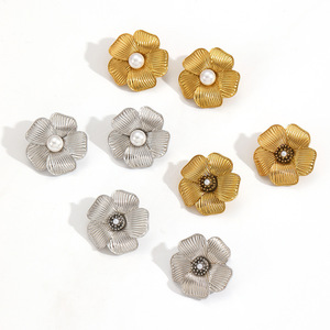 ต่างหูรูปดอกไม้ สแตนเลสสตีล ประดับมุก สีทอง สีเงิน แฟชั่นสำหรับผู้หญิง ของขวัญเครื่องประดับ ต่างหู - Product Image 4