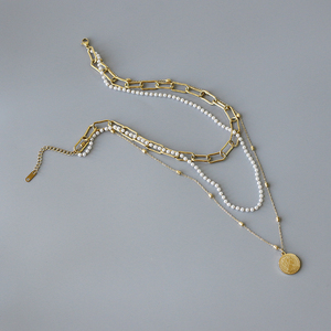 Collana di perle a strati con catena a graffetta di nuovo arrivo collana a triplo strato con ciondolo a forma di regina di perle delicate placcate in oro in acciaio inossidabile - Product Image 3