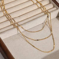 Collier ras du cou à trois couches en acier inoxydable 18K avec paillettes et chaîne fine pour femme, idéal pour anniversaire et fiançailles, inaltérable