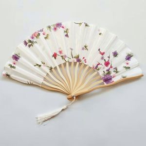 Éventail en bambou personnalisable en gros, décoré de fleurs traditionnelles peintes, pour souvenirs ou usage personnel - Product Image 6