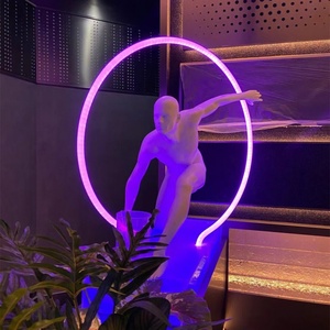 <span class=keywords><strong>Humanoïde</strong></span> Sculpture En Fiber De Verre Lampadaire Décoratif Salon Vent Lumineux Feu Anneaux Hôtel Statue Joueur Lampadaire - Product Image 1