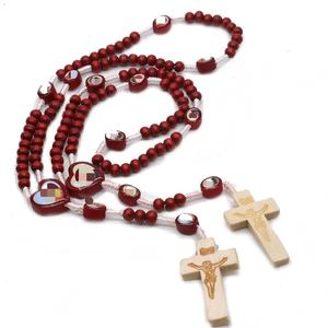 Collier de prière en perles de bois rouge avec pendentif croix tissé à la main en résine pour usage religieux - Product Image 1