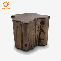 Table d'appoint de luxe en bronze, forme de souche d'arbre irrégulière, texture céramique brillante, table d'appoint élégante pour hôtel, villa, projet, salon