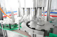 Capsuleuse automatique électrique de bouteille/machine de capsulage de vis facile à utiliser avec l'emballage en plastique de roulement et de moteur pour des boissons