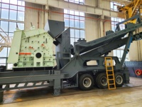 Nouvelle ligne de production mobile d'extraction de gravier calcaire de carrière de concasseur de contre-attaque sur chenilles à vendre