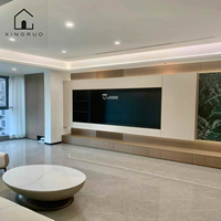 Meuble TV encastré moderne XINGRUO avec grain de bois et panneau cannelé, rangement mural complet pour salon, sur mesure