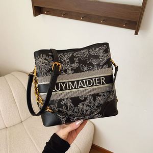 Sac seau tendance pour femmes, modèle 2025. Design à motifs géométriques. Peut être utilisé comme sac à main ou sac bandoulière. 8026 - Product Image 1