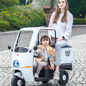 รถสามล้อไฟฟ้าแบบชาร์จได้ สำหรับเด็กและเด็กเล็ก สีขาว พร้อมคันเร่งและหลังคา รุ่น QWD 1618 - Product Image 4