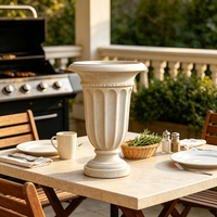 Urne-jardinière classique à piédestal cannelé vertical, en résine blanc cassé texturée, style trophée, faite et peinte à la main, ornement de jardin vintage romain