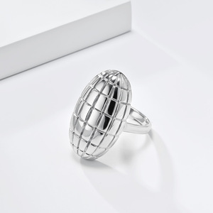 Anillo de acero de titanio con forma de pan estilo europeo para mujer, joyería de lujo ligera para dedo índice, regalo con diseño geométrico - Product Image 3
