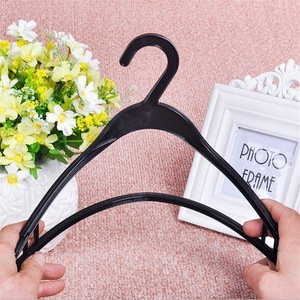 Porte-vêtements pour les blanchisseries, cintres pour vêtements adultes et enfants, cintres en plastique jetables à épaules étroites - Product Image 1