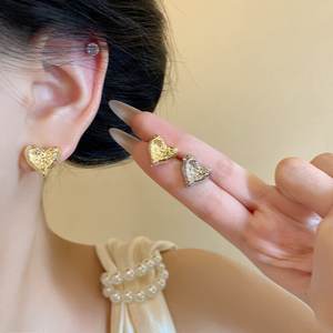 Boucles d'oreilles clous exquises en or et argent, forme de cœur irrégulière, délicates, texturées, pour femmes - Product Image 5