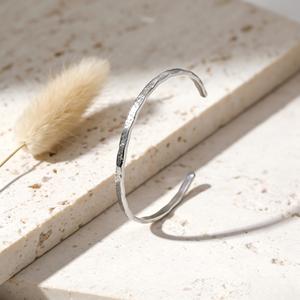 Großhandel Minimalistisches 18K PVD Vergoldetes Edelstahl Manschettenarmband Unregelmäßig Strukturiert Gehämmert für Damen und Herren Schmuck - Product Image 4