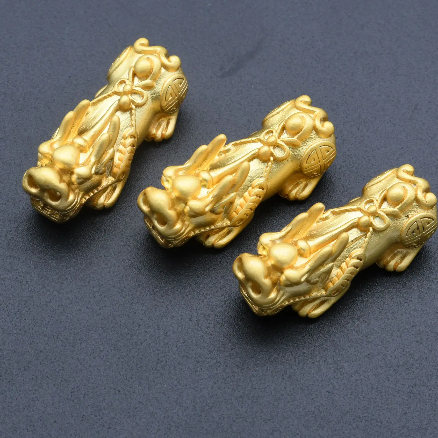 Nickelfrei wasserdicht vergoldete matte Oberfläche Feng Shui Pi Xiu Glück Geld solide Pixiu-Anschlussform für Armbandherstellung
