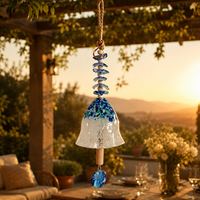 Carillon éolien en verre soufflé artisanal, sans plomb, matériau écologique, design moderne, couleurs bleu et blanc, avec corde de suspension et décoration en bois