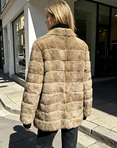 Nouvelle Arrivée Manteau Décontracté pour Femme Ice Fox en Véritable Fourrure de Lapin Entière Cousue, Col en V, Bouton Unique, Hiver Luxe - Product Image 2