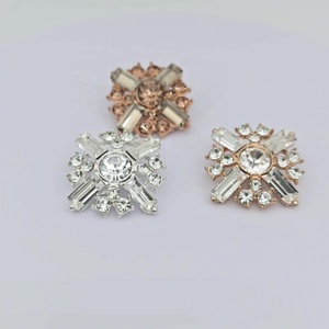 Nuovo Design 2026: Bottone in Metallo con Cristalli e Diamanti, Fibbia a Croce Traforata in Metallo - Product Image 6