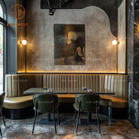 Ensemble de meubles de café moderne, restaurant, table ronde en marbre avec base dorée, fauteuils verts et canapé en cuir brun