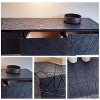 Aparador Esculpido a Mano con Textura de Tallado de Líneas Densas, Acabado Metálico Degradado, Decoración 3D para Sala de Estar