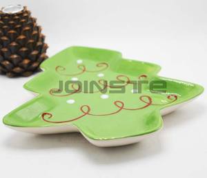 Assiette en céramique en forme de père noël avec caractéristiques faciales détaillées chapeau rouge et expression joyeuse décor de table de vacances - Product Image 5
