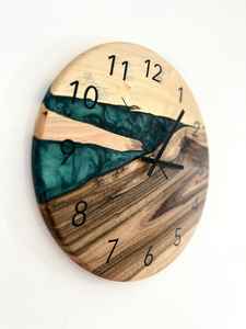 Reloj de Pared Artístico de Resina y Madera, Hecho a Mano para Ofrecer un Atractivo Visual Único y una Funcionalidad Suave y Precisa para Interiores - Product Image 3