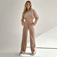 Ensemble assorti de survêtement en velours pour femme avec logo personnalisé, comprenant un sweat à capuche court zippé et un pantalon de jogging large à cordon de serrage, style streetwear et loungewear