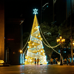 Árbol de Navidad Iluminado Gigante con Forma de Escenas Festivas Memorables para Parques, Resorts y Locales Comerciales - Product Image 1