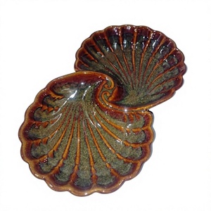 Plateau de service durable en céramique en forme de coquille, glaçure rouge vintage, passe au lave-vaisselle, vaisselle rétro à motif végétal - Product Image 1