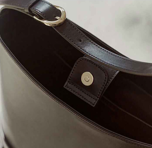 Sac à main de luxe personnalisé avec logo, sac bandoulière en cuir uni, sac seau tendance pour femme - Product Image 2