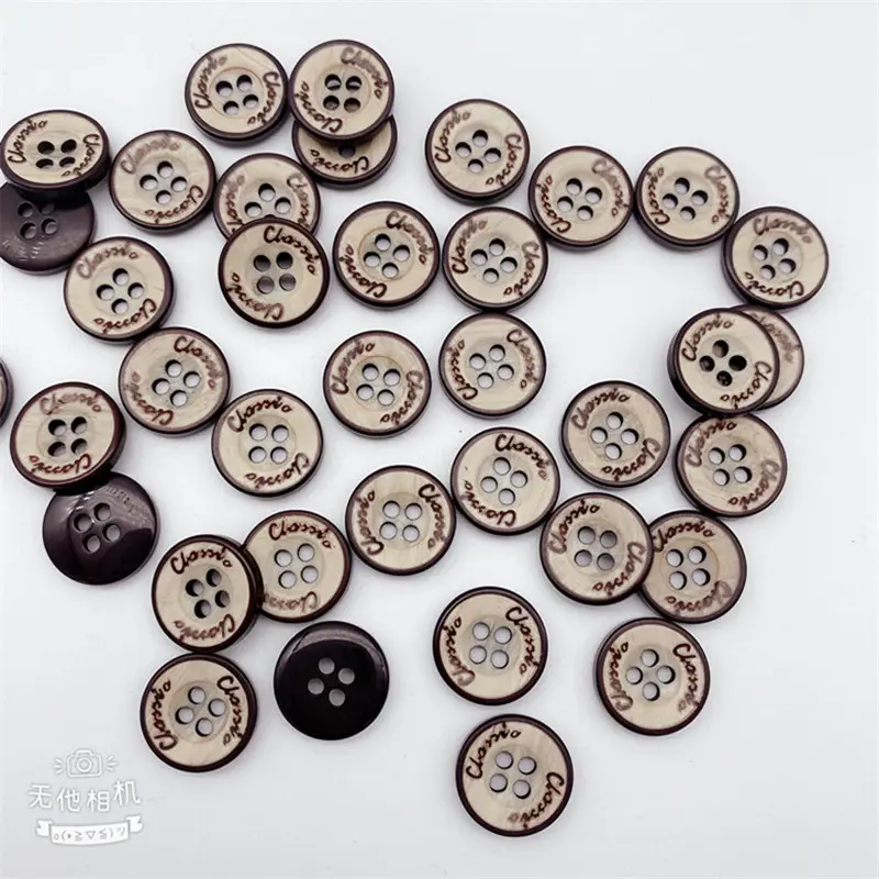 Finto finto legno sembra Stock Logo inciso personalizzato bottone in Resina/Botones/Boton De Resina