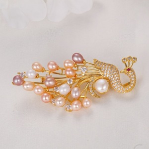 Broche en perles d'eau douce de 5 mm de Zhuji, plaquée or sur cuivre, avec zircon incrusté, style paon, fleur de poitrine avec motif en forme de goutte - Product Image 2