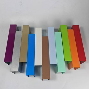 Plafonds en aluminium à design moderne, imitation bois, <span class=keywords><strong>tube</strong></span> <span class=keywords><strong>carré</strong></span> en aluminium, bande de plafond en forme de U, imperméables, ignifuges, dalles de plafond en aluminium - Product Image 2